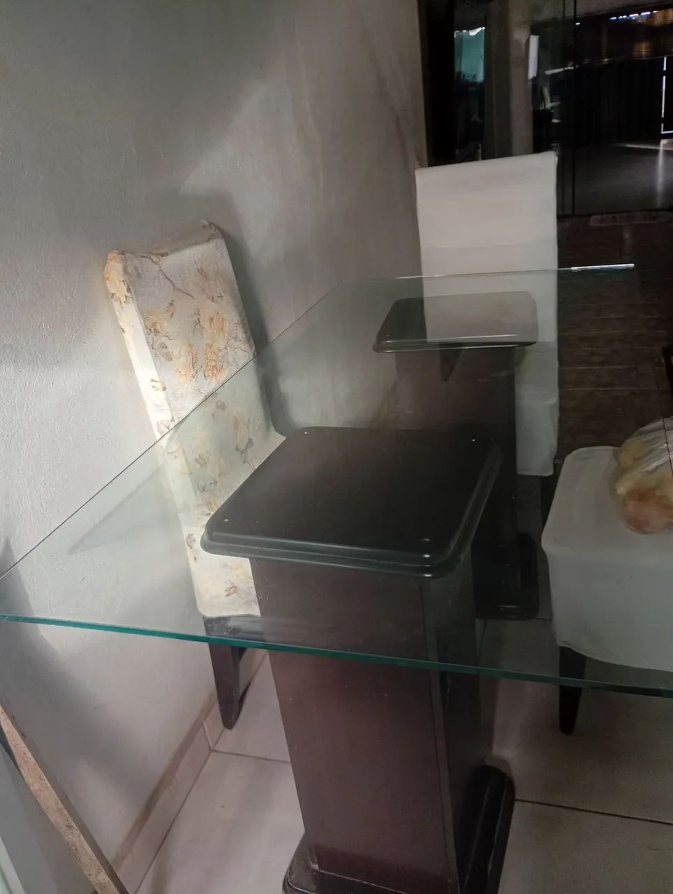 Mesa com 6 cadeiras estofadas 600 reais  - Foto 2