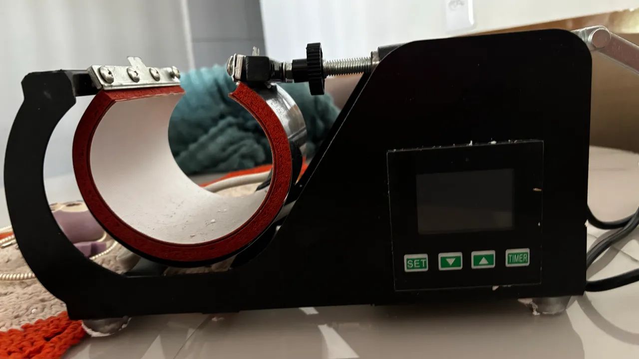 Máquina de estampar canecas