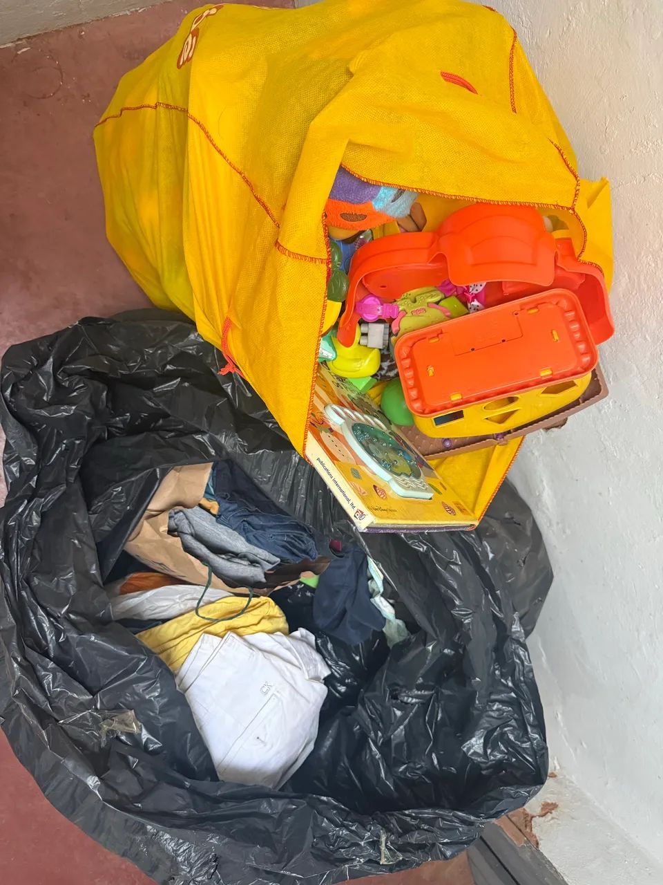 DOAÇÃO - ROUPAS E BRINQUEDOS - Foto 2