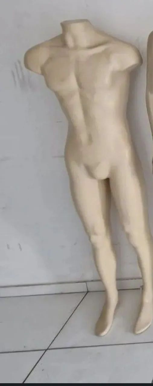 Maniquim masculino sem cabeça 