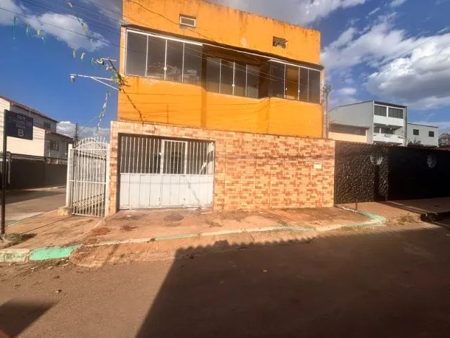 Aluga-se casa 2 quartos com garagem e acesso independente