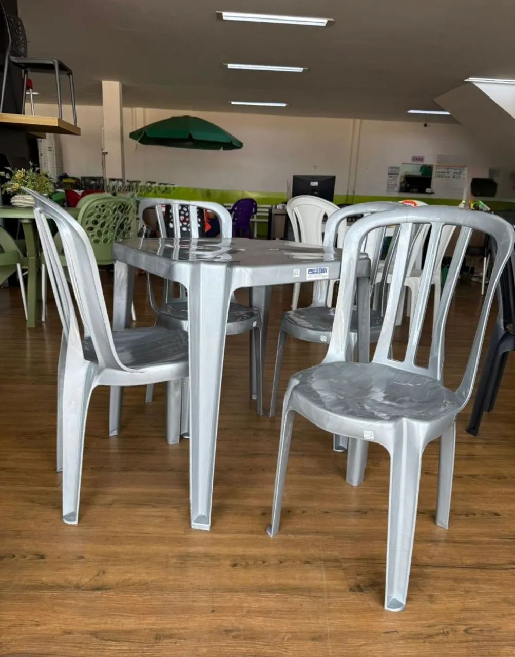Jogo de Mesa e Cadeiras de Plástico Cinza 182Kg