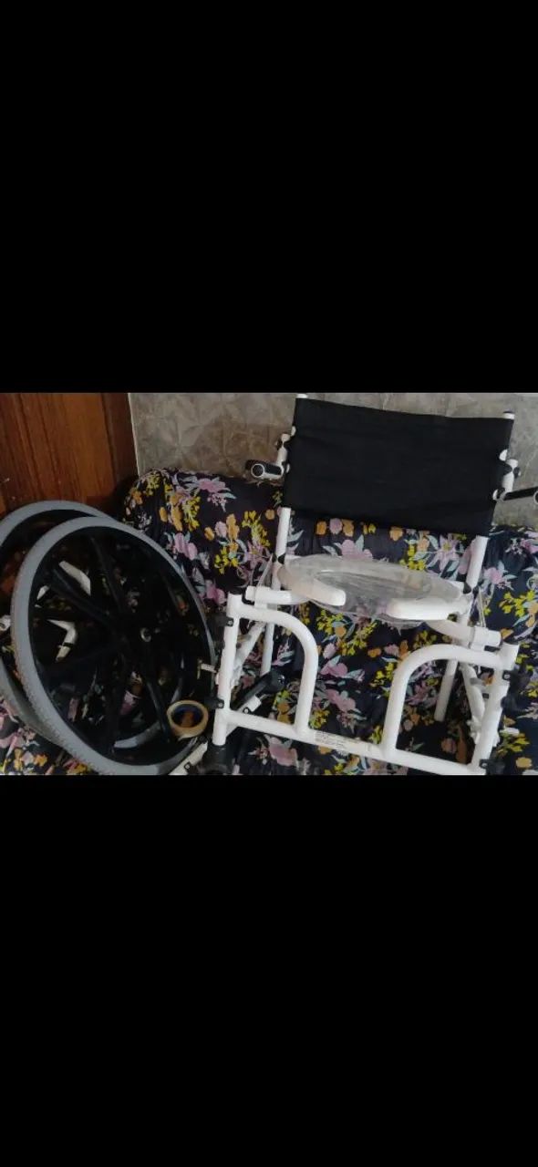 Vendo cadeira de banho nova. Obs: Só passa na porta de 70 e 80, retirar no local