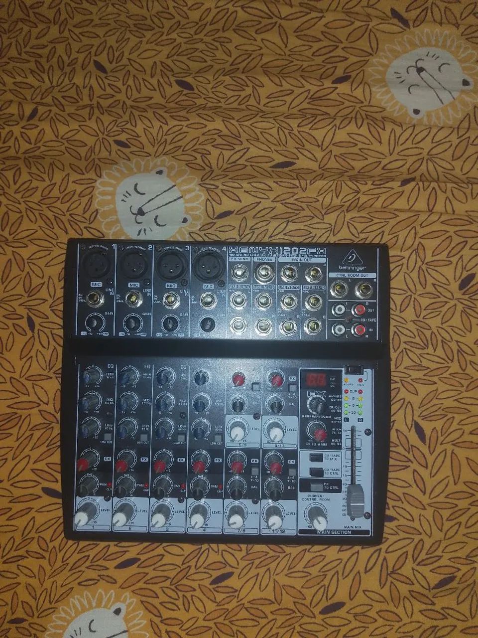 Mesa de som Behringer xenyx1202fx 