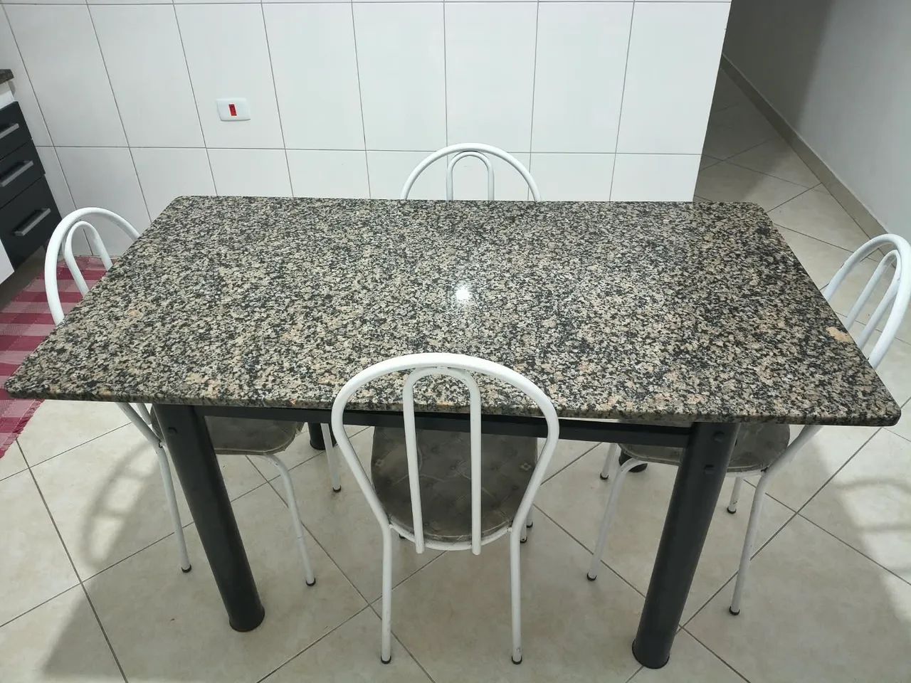 Vende-se Mesa de 04 Cadeiras de Granito 