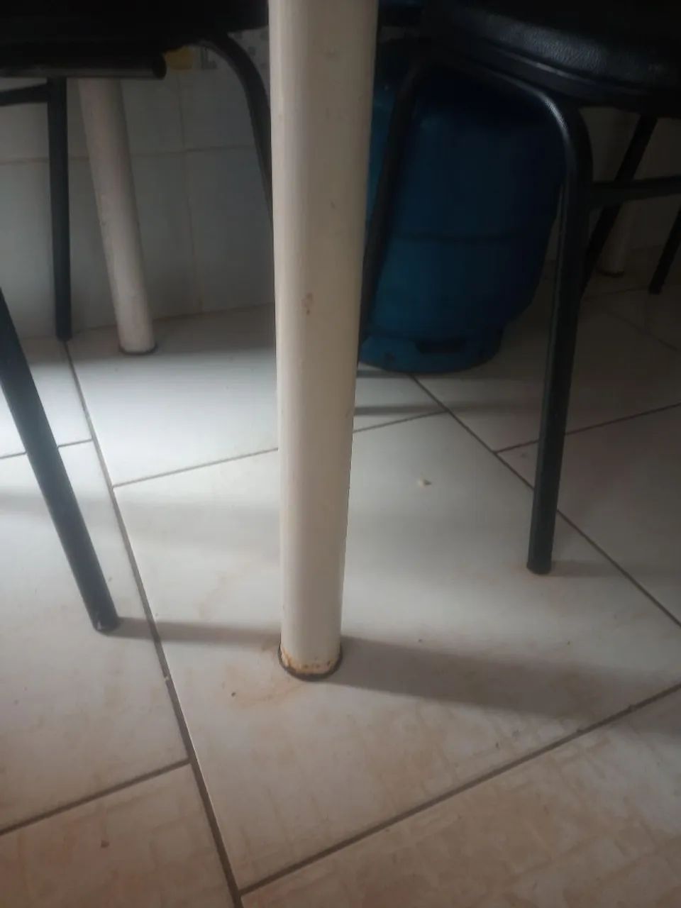 Vendo essa mesa valor 150 reais  - Foto 4