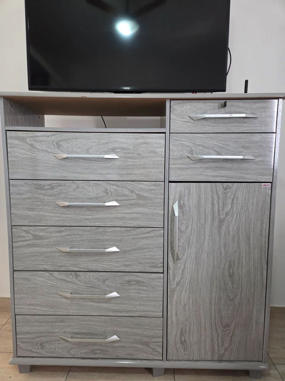 Cômoda Cinza com 7 Gavetas e 1 Porta