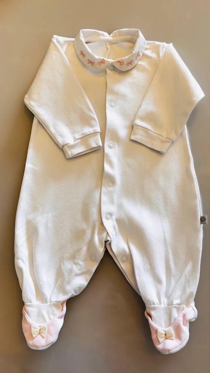 Macacão de bebê  branco com casaquinho de linha rosa - 6 meses - Foto 4