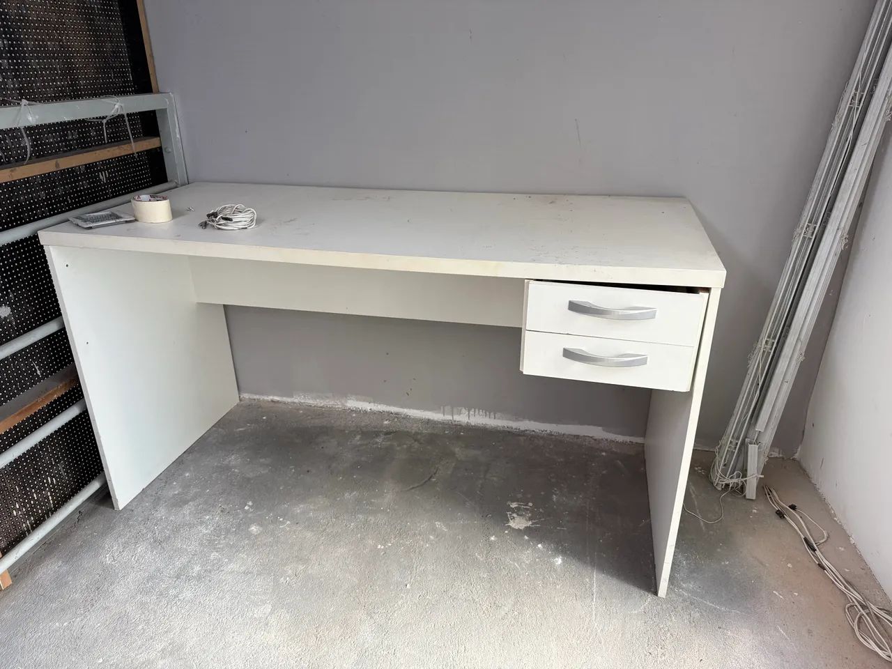 Mesa de escritório com gavetas
