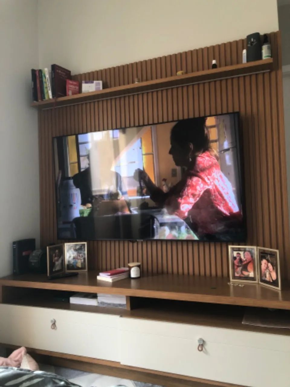 Estante de sala com painel ripado  - Foto 2