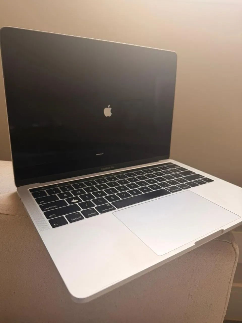 MacBook Pro 13- 2019 | Touch Bar | 8GB | 512GB SSD | Prata | Capa couro iPlace - Foto 2