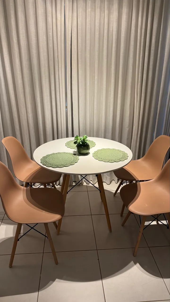 Mesa com 4 cadeiras 