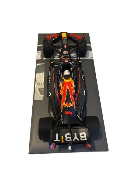 鈴鹿特注　Oracle Red Bull RB18 No.1 2023 Oracle Red Bull Racing Rb18 2022 - Saudi Gp - Escala 1:18