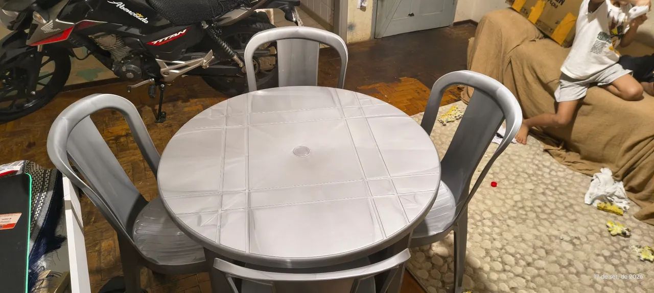 Mesa de plástico com 4 cadeiras - Foto 4