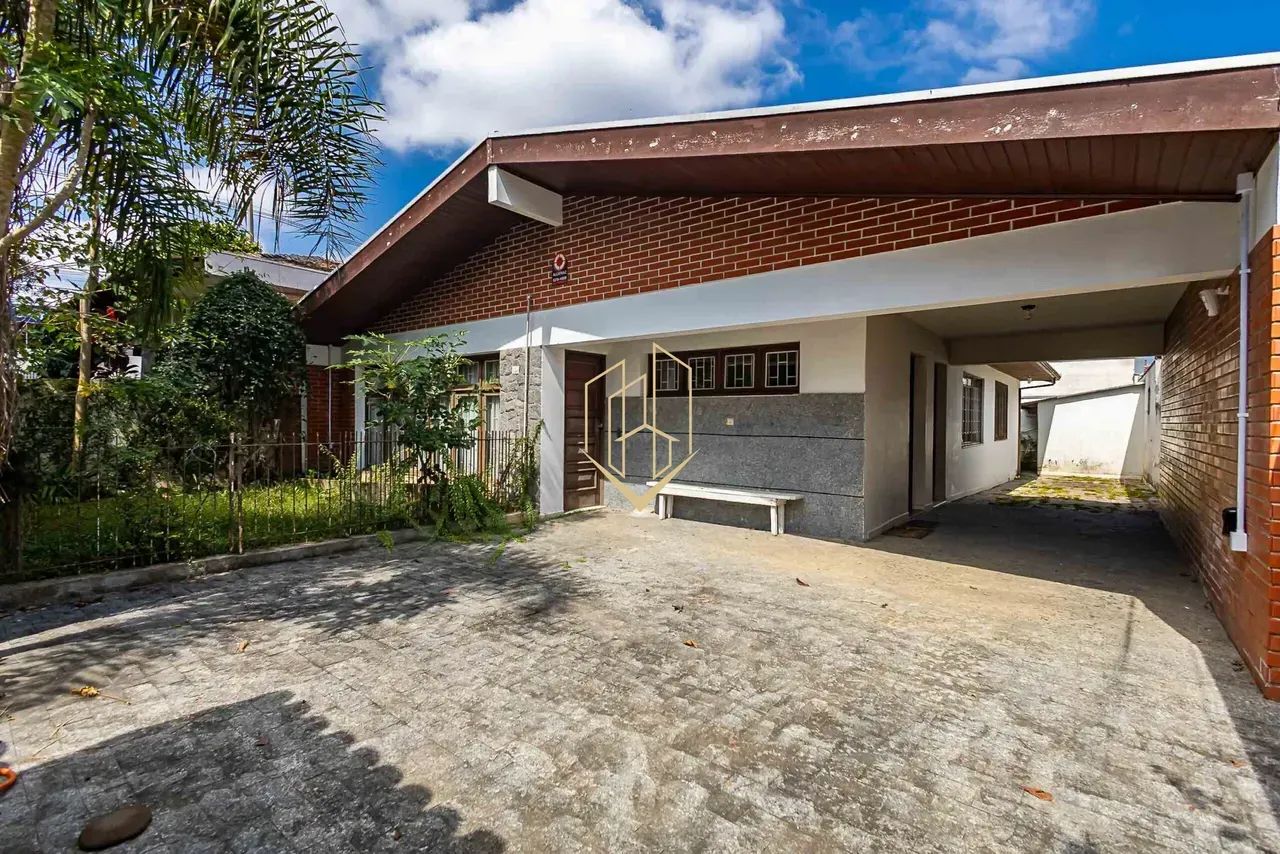 Casa térrea com 3 quartos e 4 vagas no Bacacheri