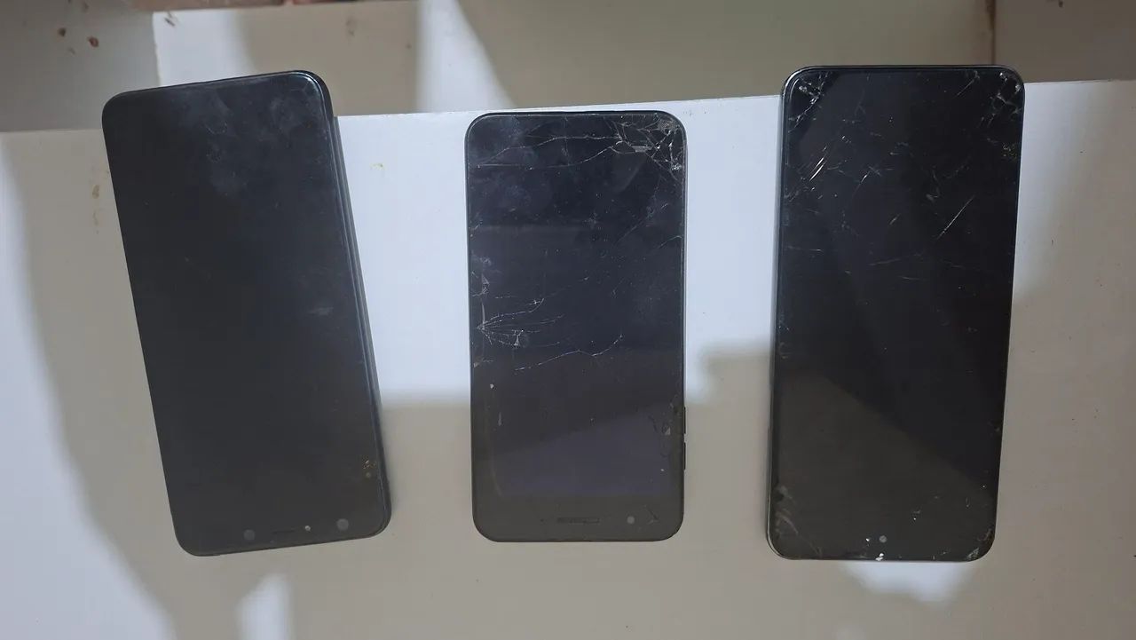 3 celulares quebrados 
