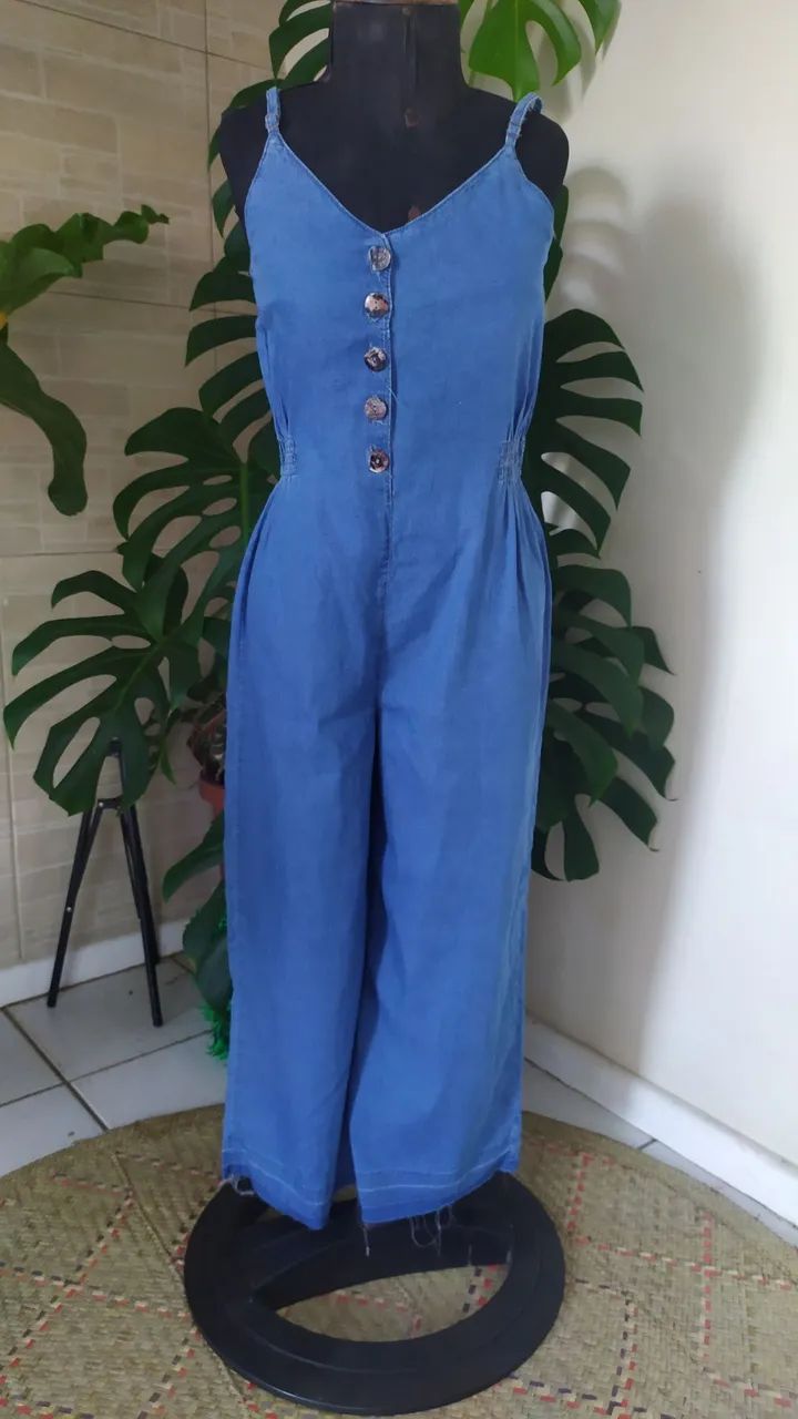 Macacão jeans elástico na cintura e alça ajustável 