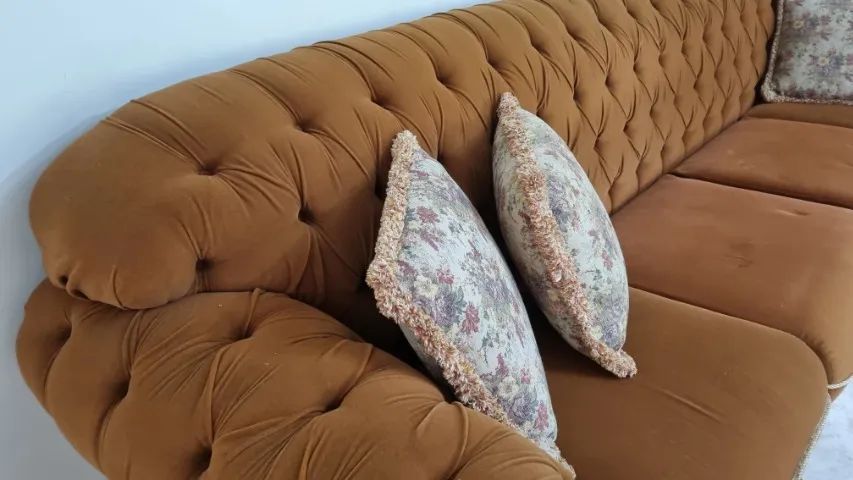 Sofá Chesterfield Luiz XV Capitonê Suede 4 lugares - Foto 4