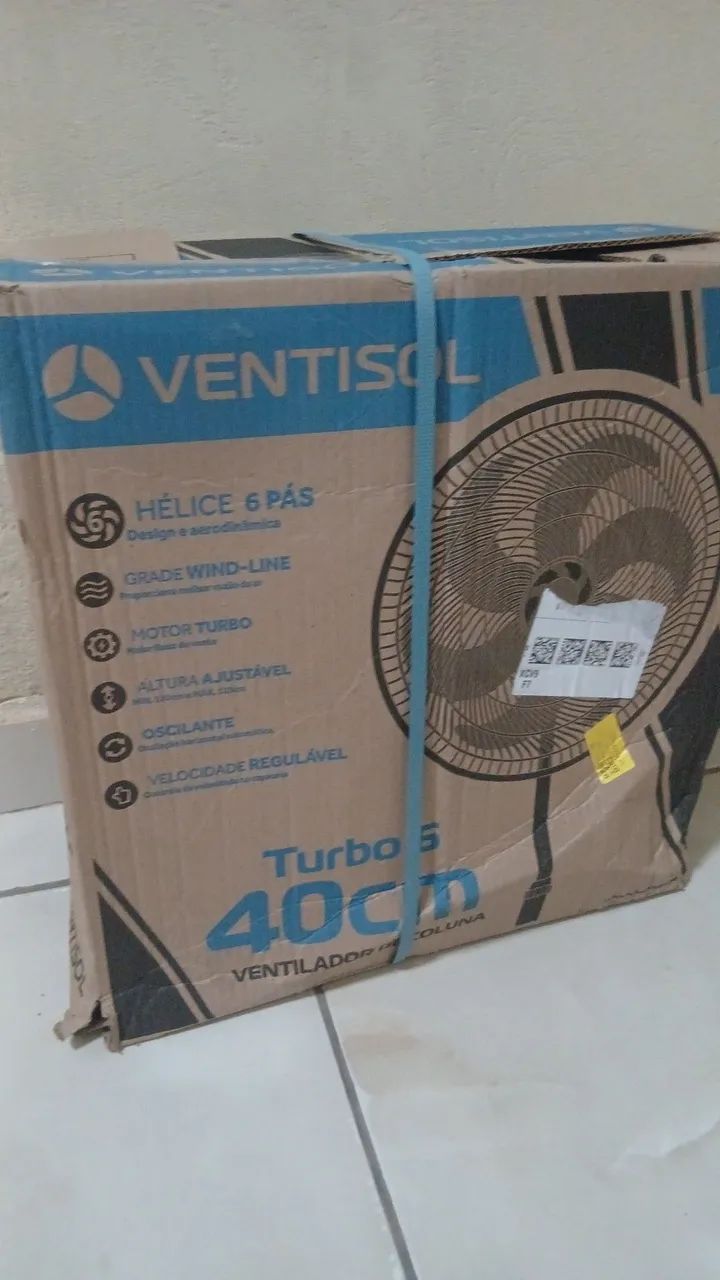 Ventilador de pé. Mesa e parede