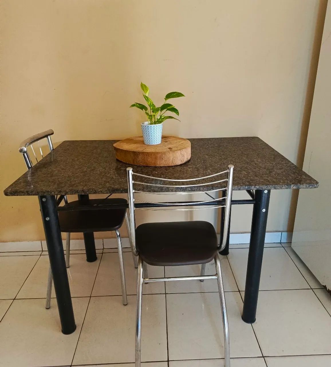 Vendo mesa com duas cadeiras - Foto 2