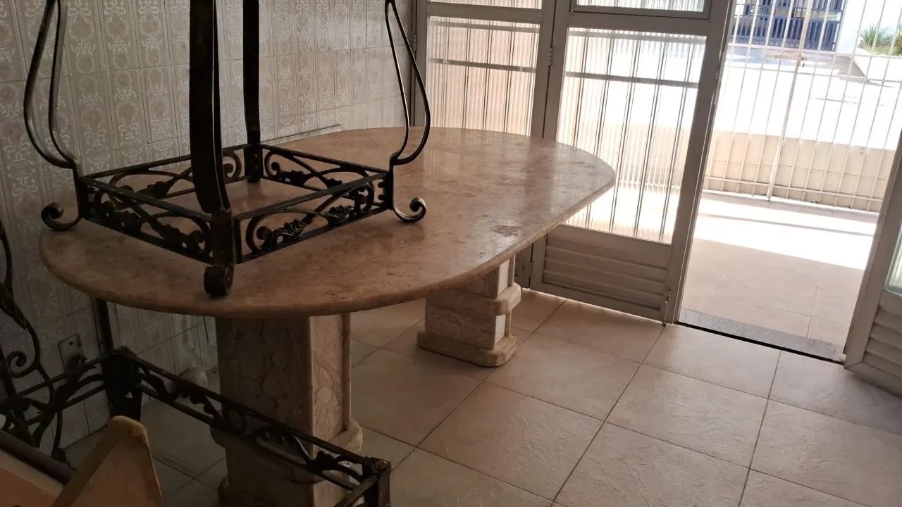 Mesa toda trabalhada em mármore Bege Bahia - Foto 4