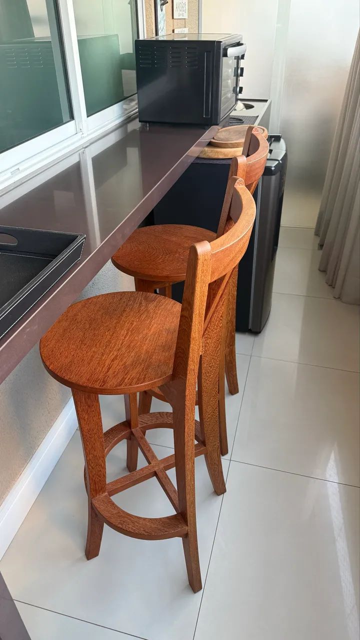 Banquetas para balcão de madeira maciça bem trabalhada - Foto 4