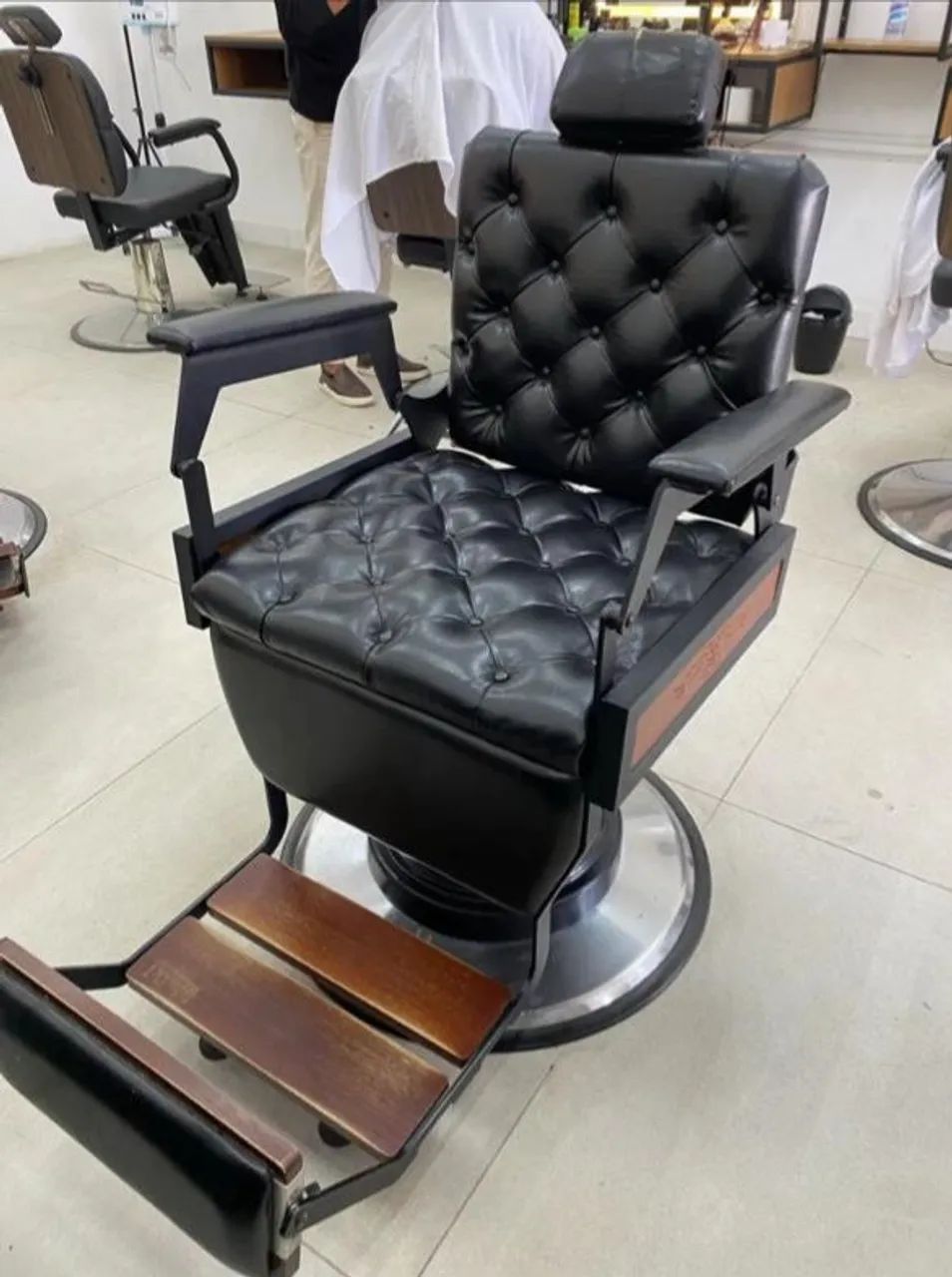 Cadeira de Barbearia Luxo - Estilo Retrô e Conforto Premium - Foto 4