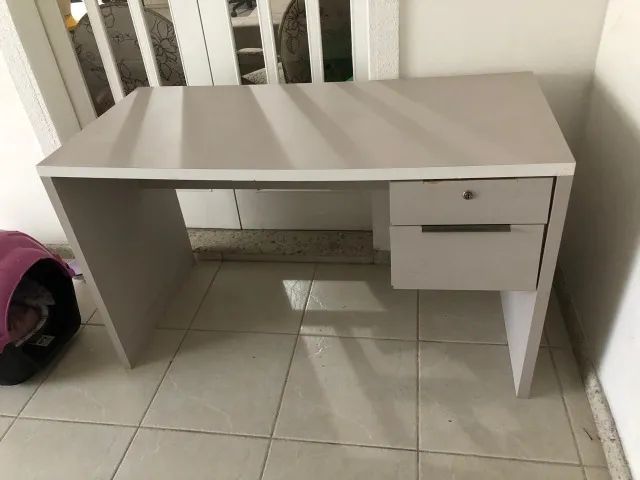 Escrivaninha em  bom estado 