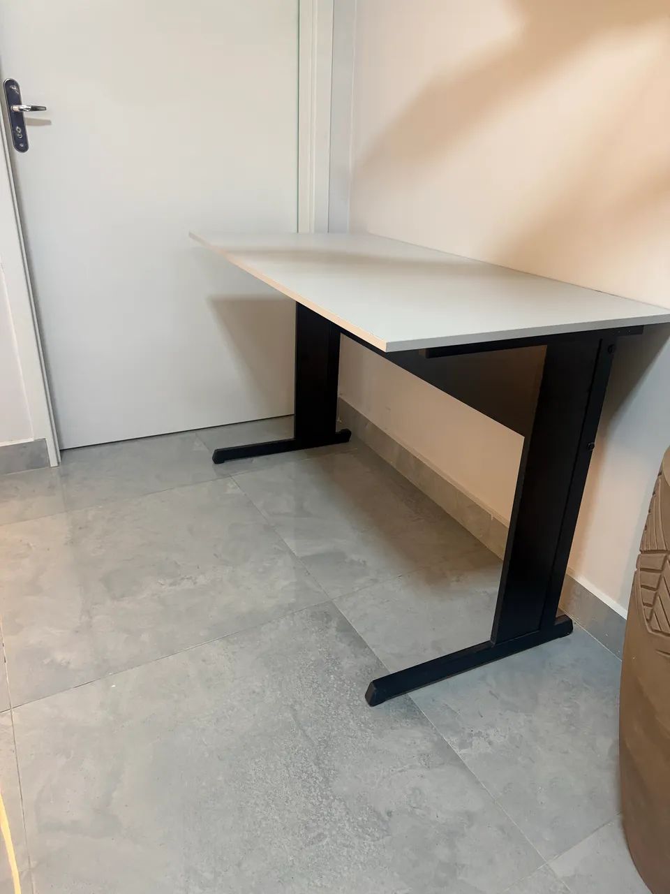 Mesa de escritório nova