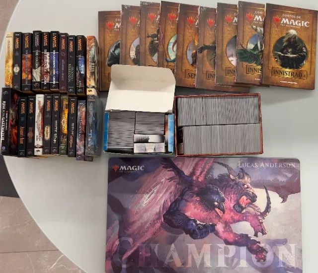 Mega Lote Magic The Gathering com 2000 cartas, 29 livros e playmat