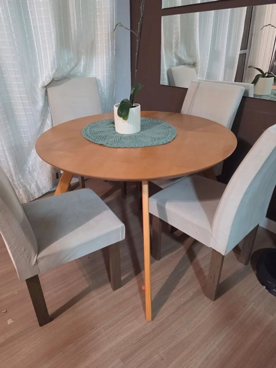 Mesa de jantar com quatro cadeiras