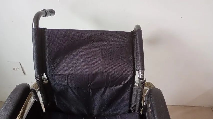 Cadeira de rodas D400 Raiada Dellamed 46 preto - Foto 4