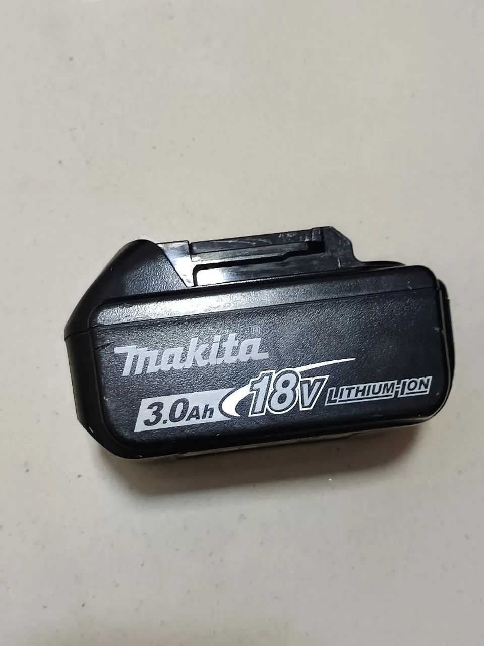 Bateria Makita BL1830B de 18V e 3.0Ah.