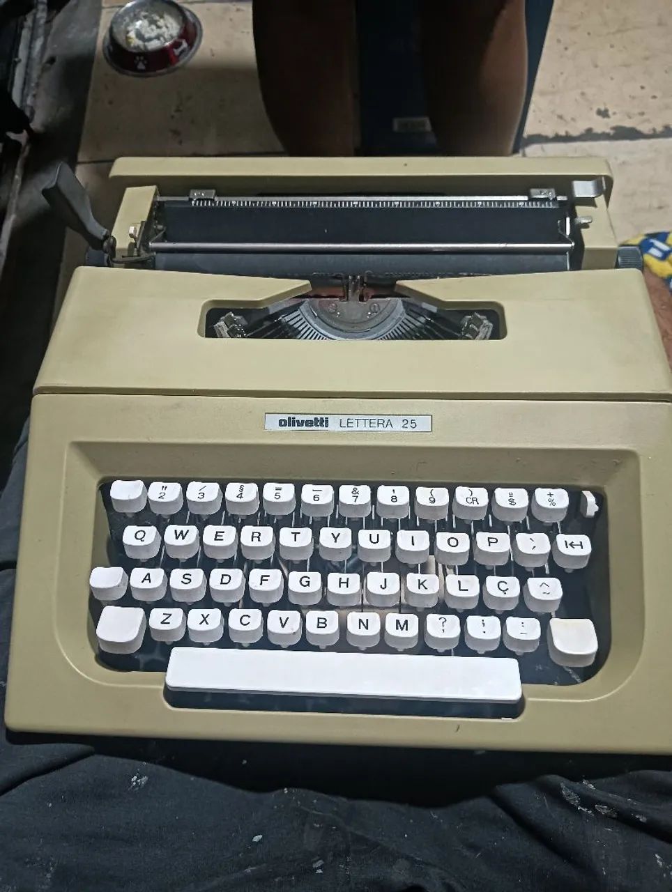 Máquina de escrever anos 70 e 80 em boas condições 