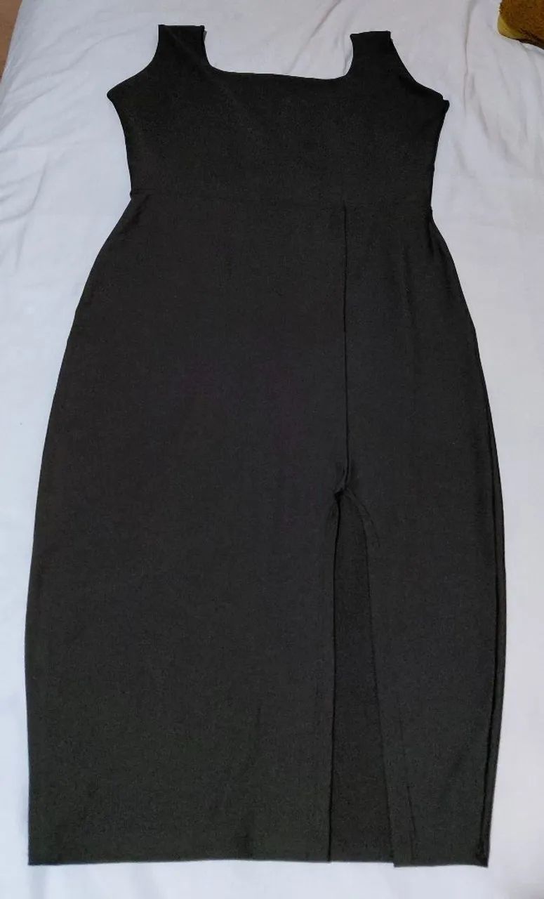 Vestido midi com fenda 