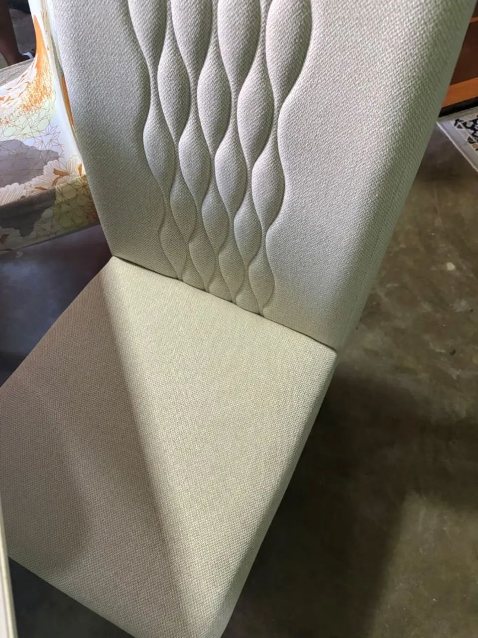 CONJUNTO DE MESA COM QUATRO CADEIRAS ESTOFADAS! - Foto 3