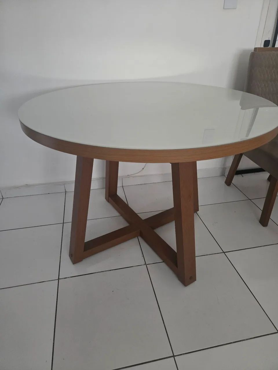 Vendo mesa com tampo de vidro e 4 cadeiraa