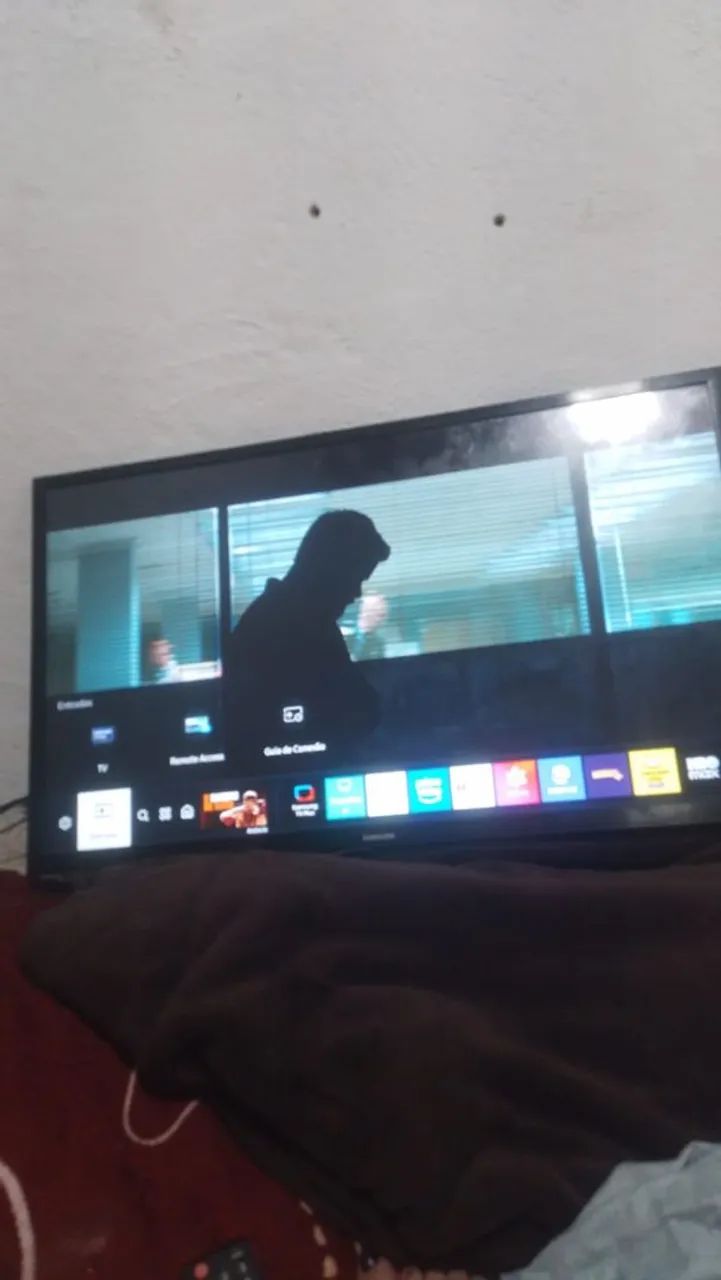 Smart tv Samsung 32 polegadas 6 meses de uso vai com 2 meses de apps suporte e painel brii