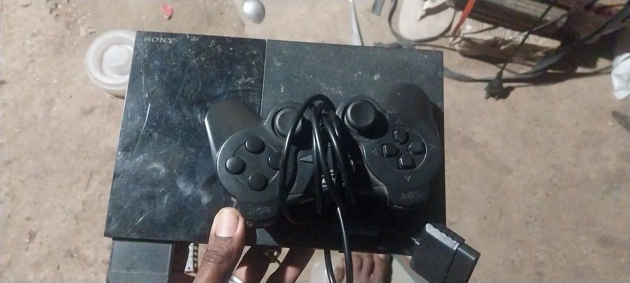 Vendo ps2 bom estado  pegar com pedraves  funciona  bem  - Foto 2