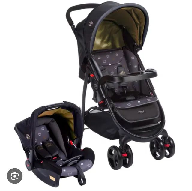 Carrinho de bebê com bebê conforto que acopla