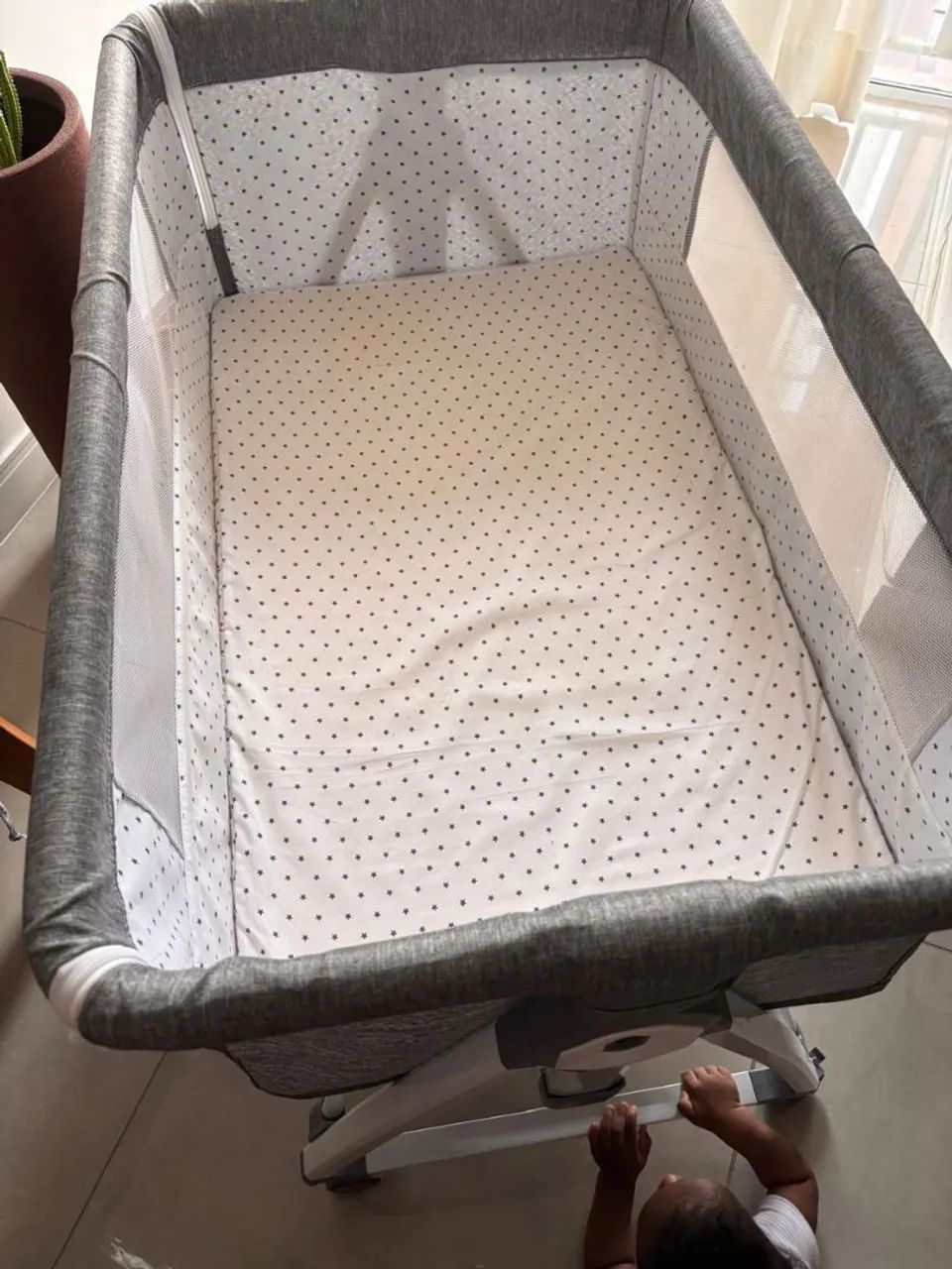 Mini Berço Completo com Mosquiteiro, Rodinhas, Trocador e Colchão - R$ 350 - Foto 2