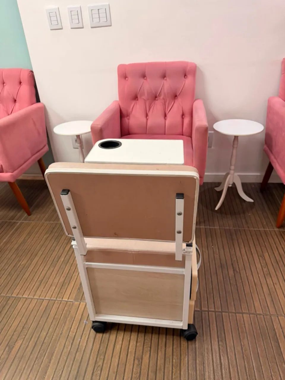cadeira de manicure e pedicure com 2 gavetas na cor rosa - Foto 4