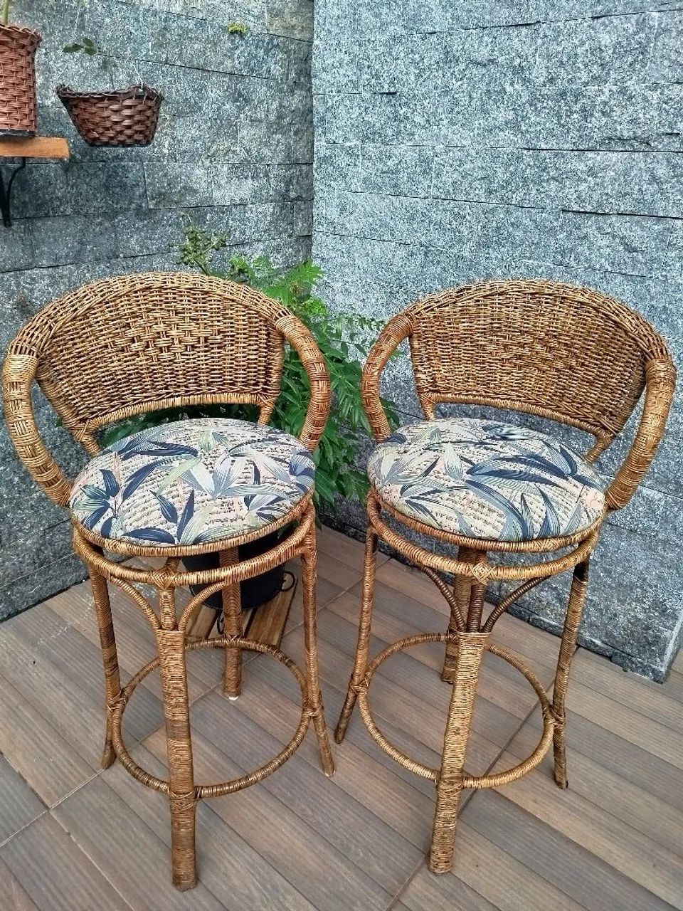 Par de banquetas com assento giratório 