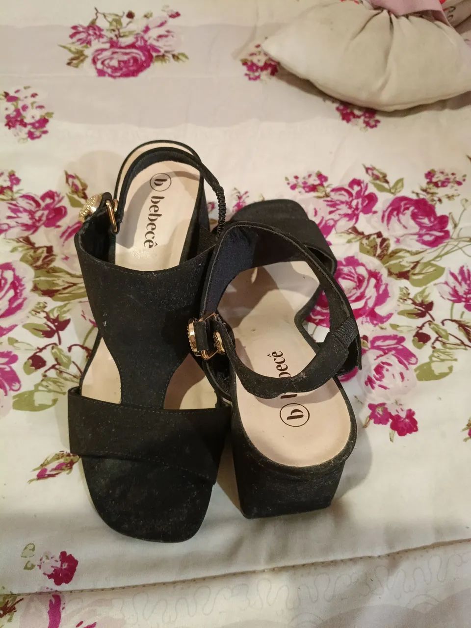 Roupas e sapatos usados