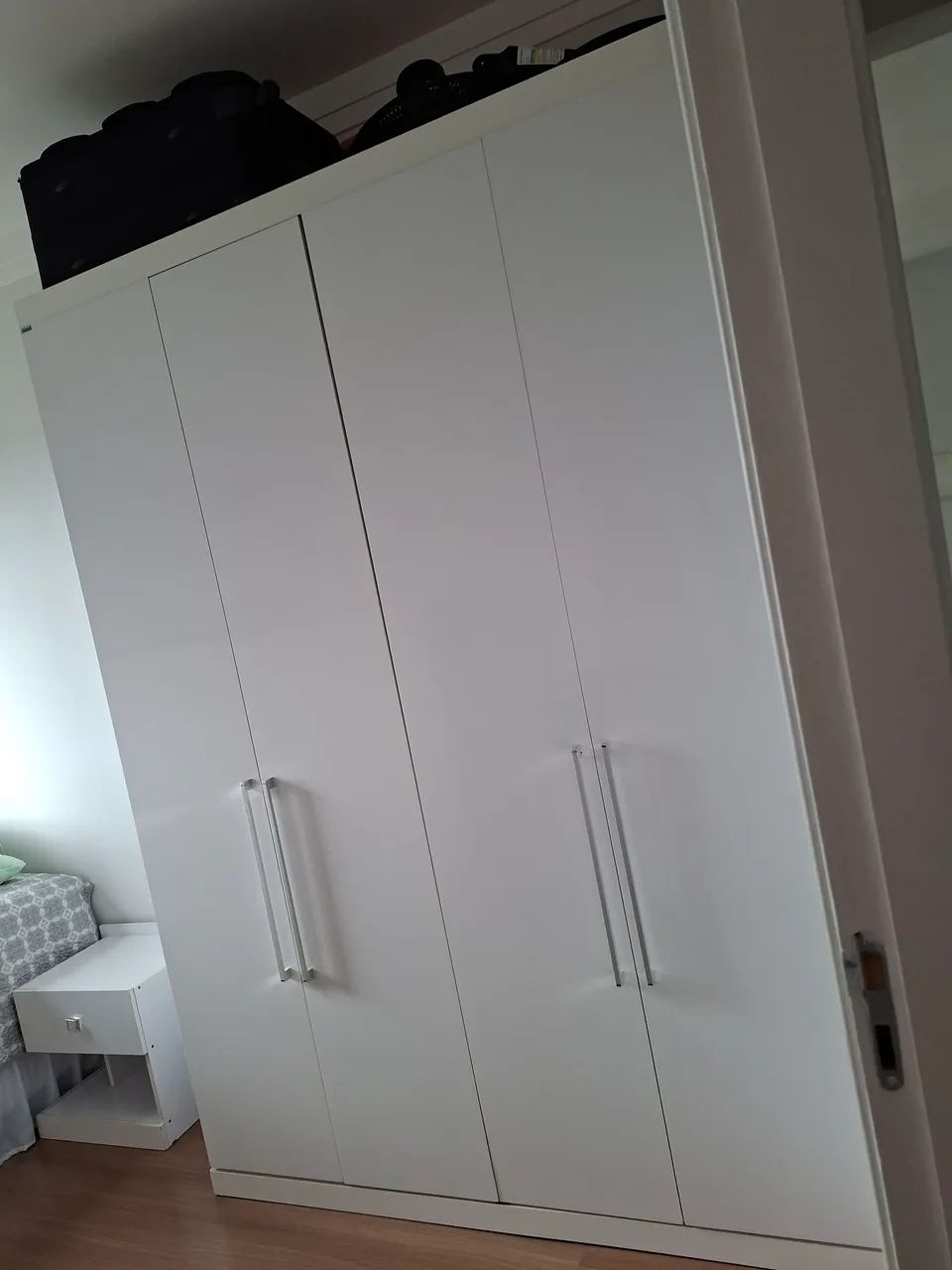 Guarda roupa 4 portas Bartira e criado mudo - Foto 2