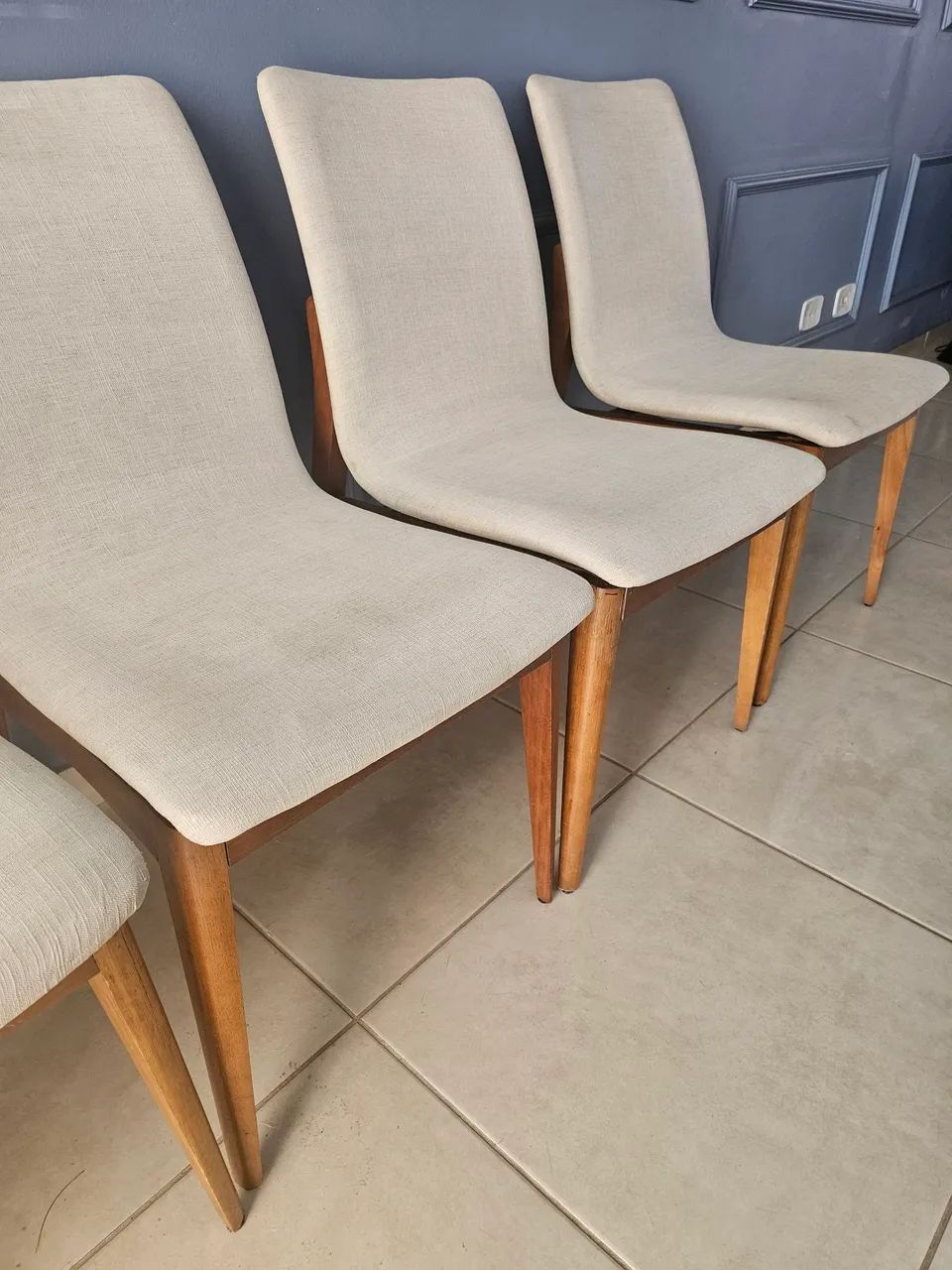 Vendo 4 Cadeiras de madeira e linho - Foto 2