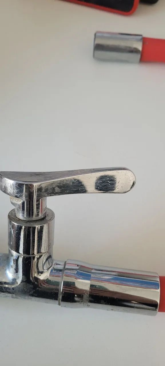 Torneira de bancada cromada e  silicone vermelho - Foto 4