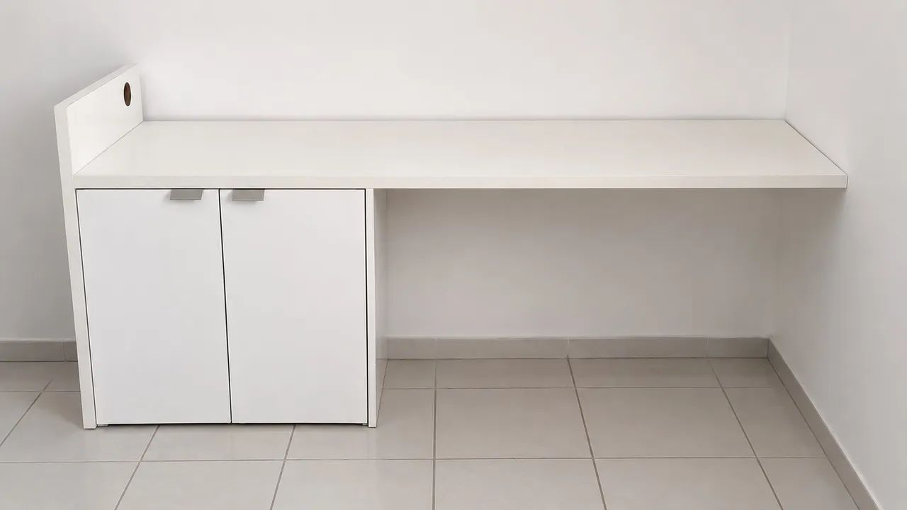 Mesa / Escrivaninha com portas