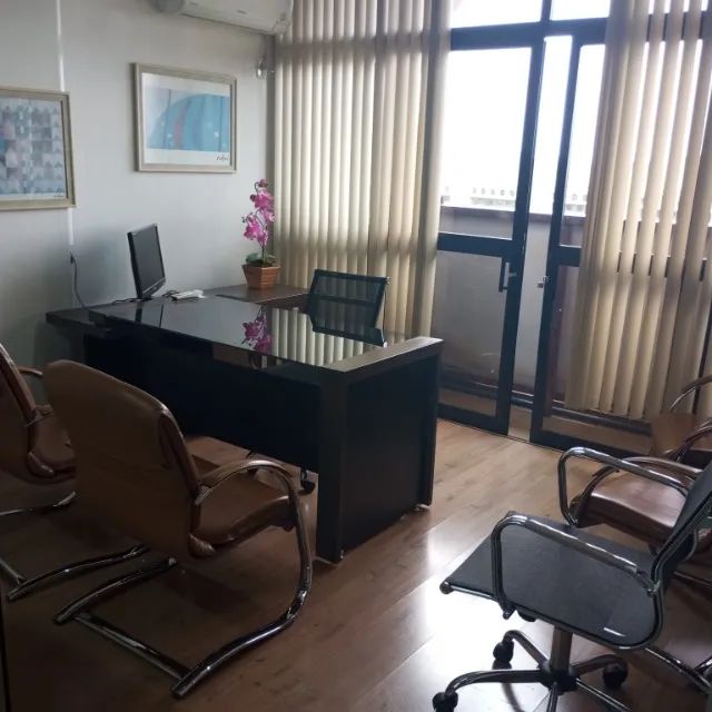 Sala Mobiliada com recepcionista e vista para o lago