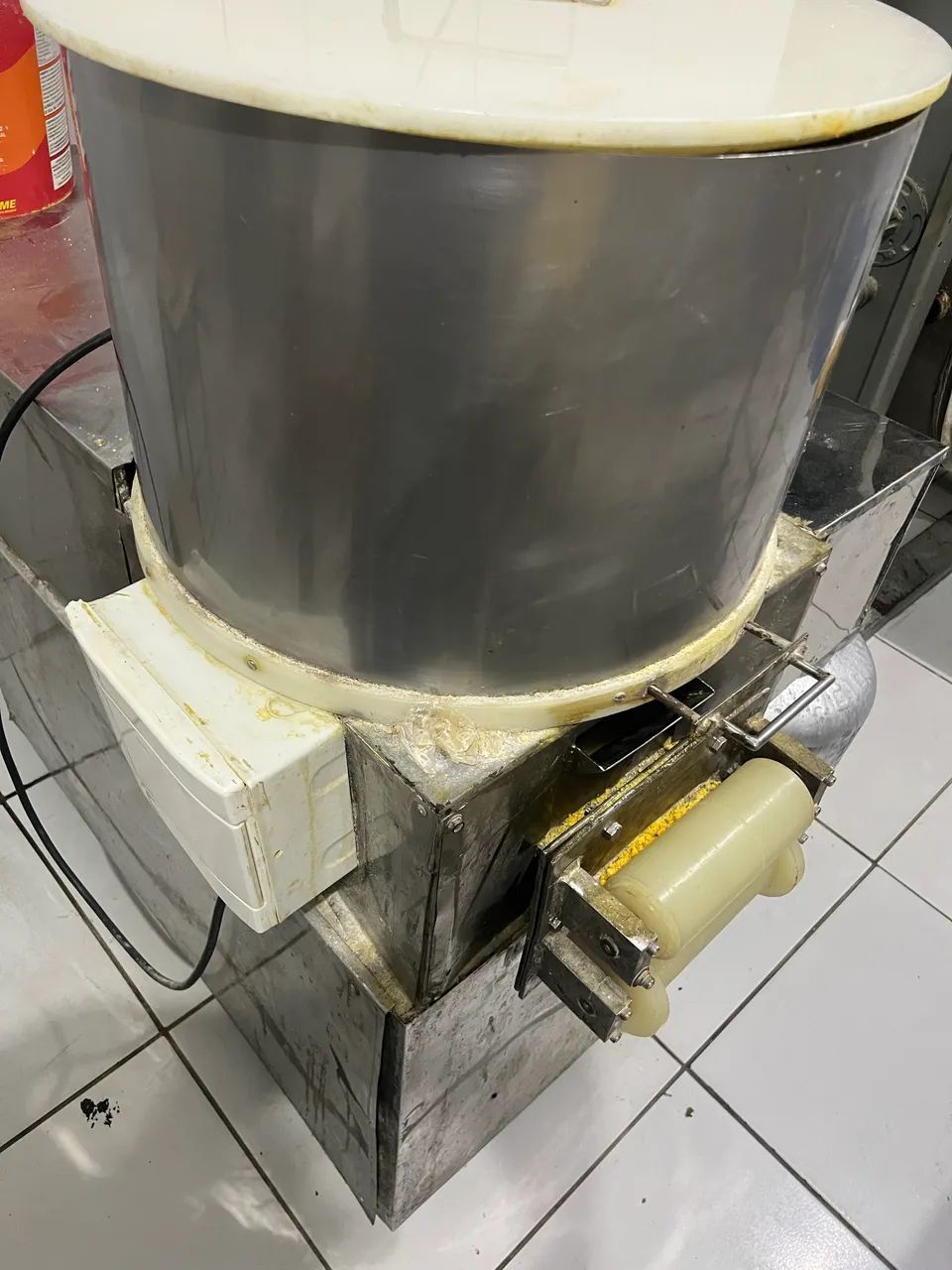Cilindro  4 rolos ,cilindro leão ,Mechedeira com prença 25 kg - Foto 2